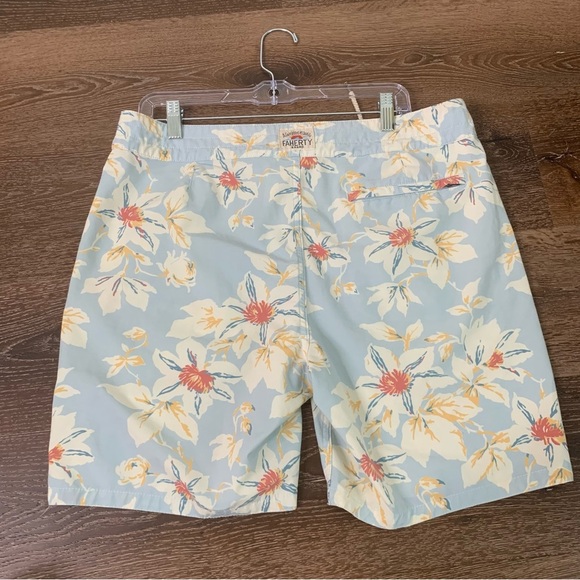 Faherty Mens classic board shirt 7” in blue sky floral 33 - Picture 2 of 9